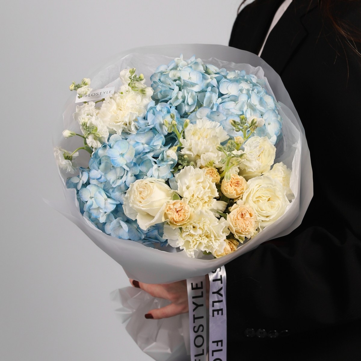 sbornyj buket s goluboj gortenziej 3